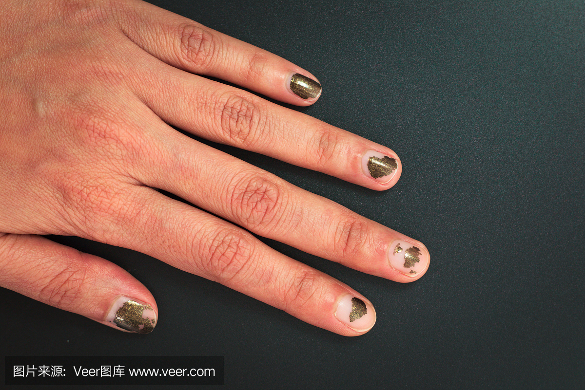 闪光暗色指甲抛光与黑色背景上的副本空间划伤