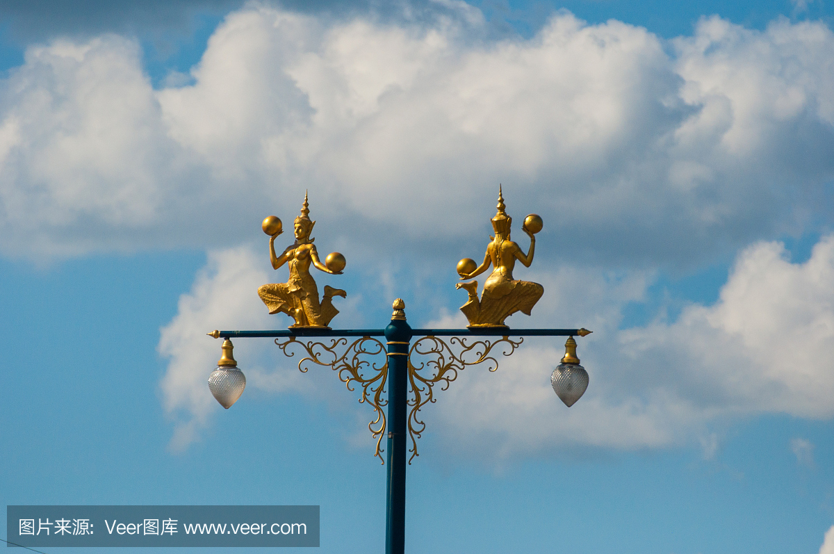 金色雕像在灯杆上