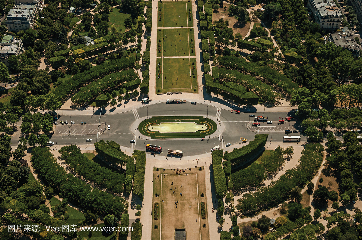 在巴黎艾菲尔铁塔上看到的Champ de Mars公园