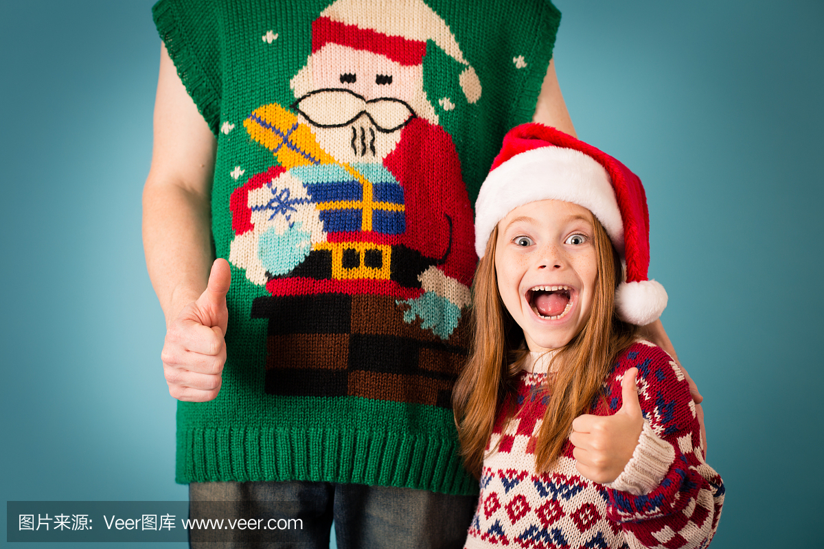 女孩穿圣诞老人帽子和丑陋的毛衣站在人