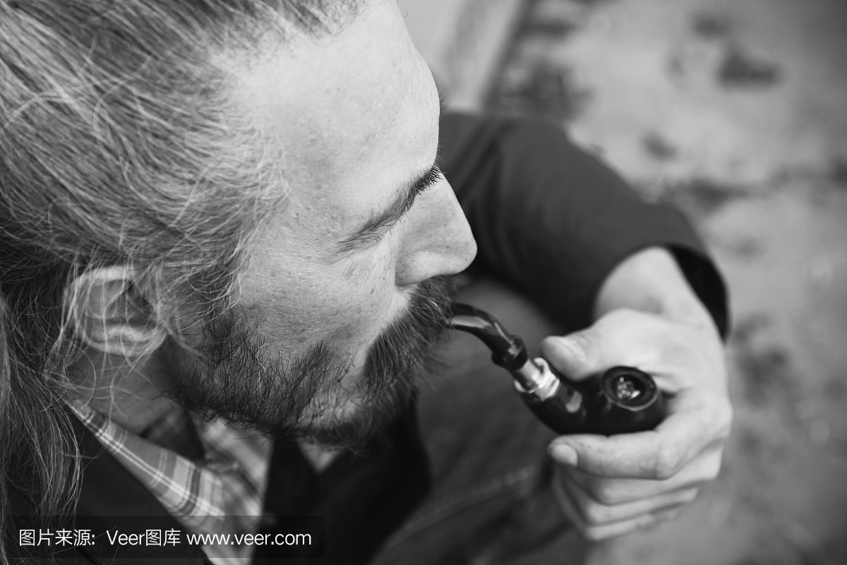 男子吸烟管,黑白照片