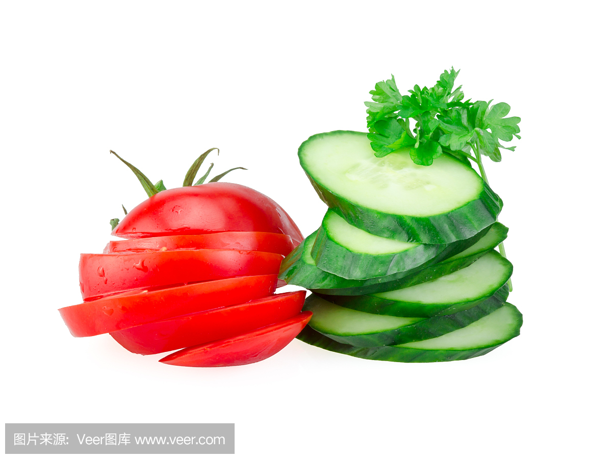 在白色隔离的黄瓜和蕃茄切片