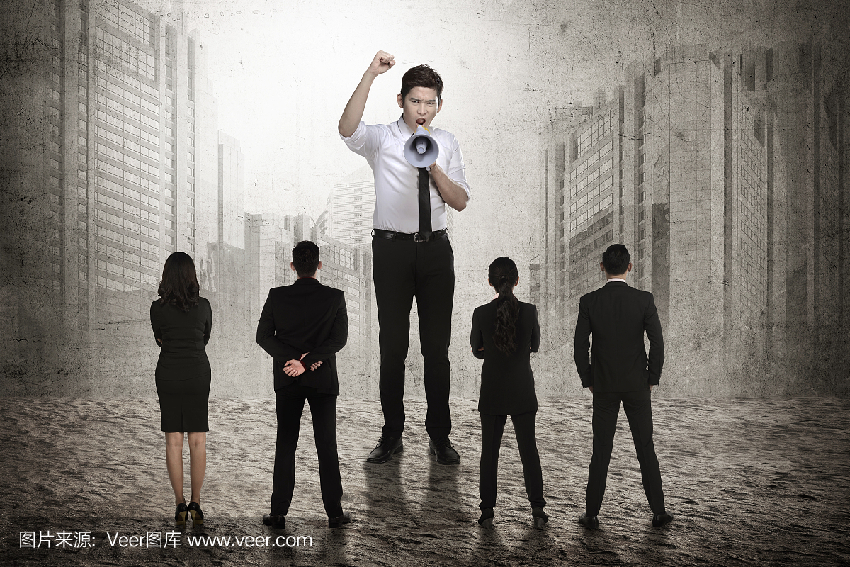 商业领袖使用扩音器命令他的下属