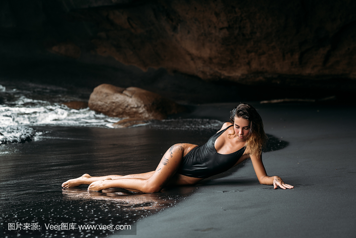 女性的梅毒在沙子黑色躺在初期上与黑沙滩身体的症状性感感染有哪些火山泳装图片