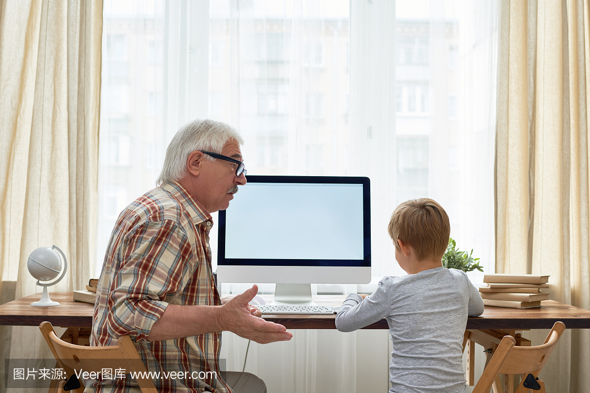 爷爷帮助男孩与家庭作业