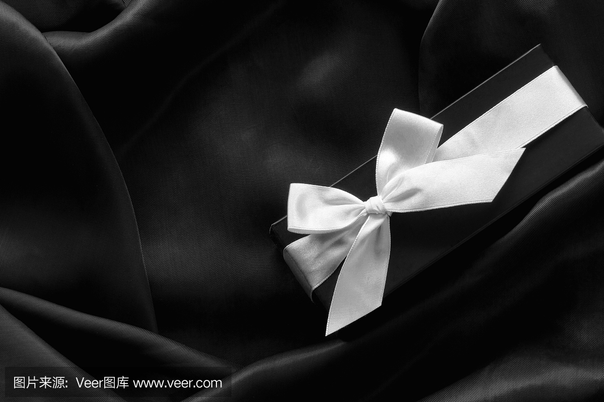 与白色丝带的黑色礼物盒