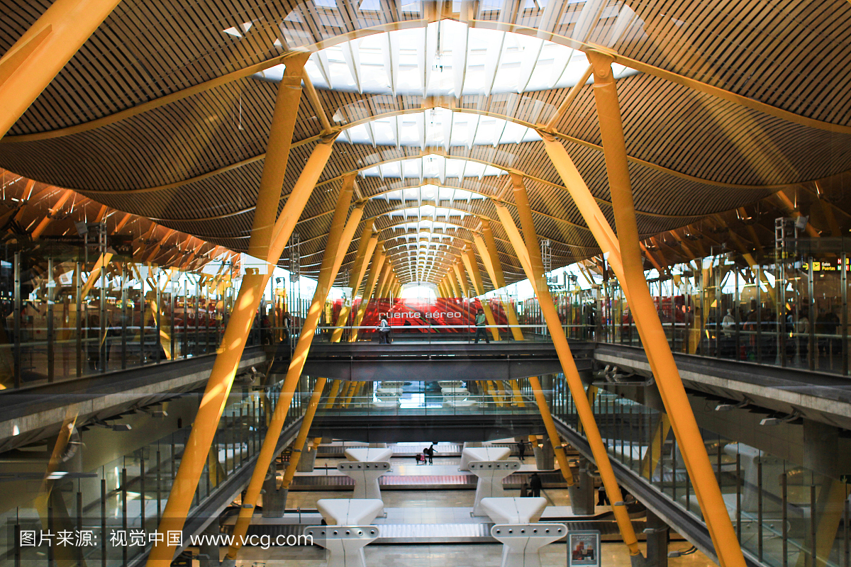 在下面,马德里巴拉哈斯机场,马德里,大门
