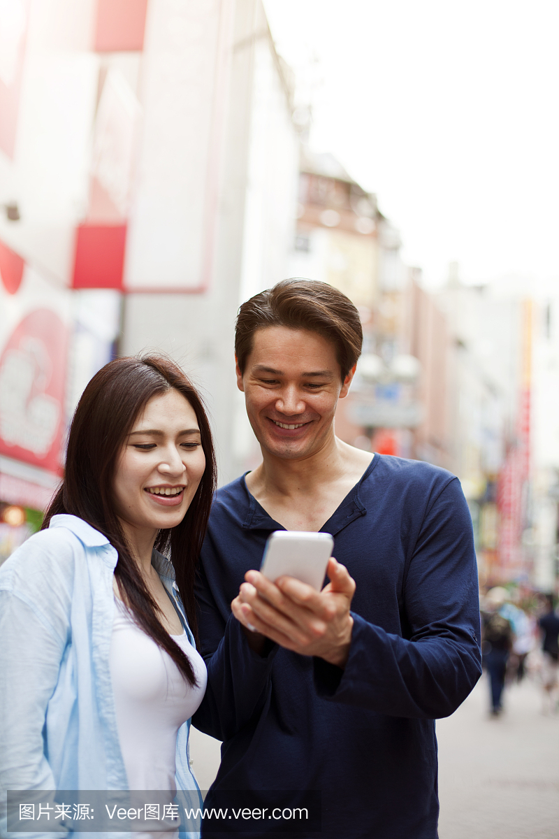 集团的年轻日本人用智能手机,涩谷,东京。