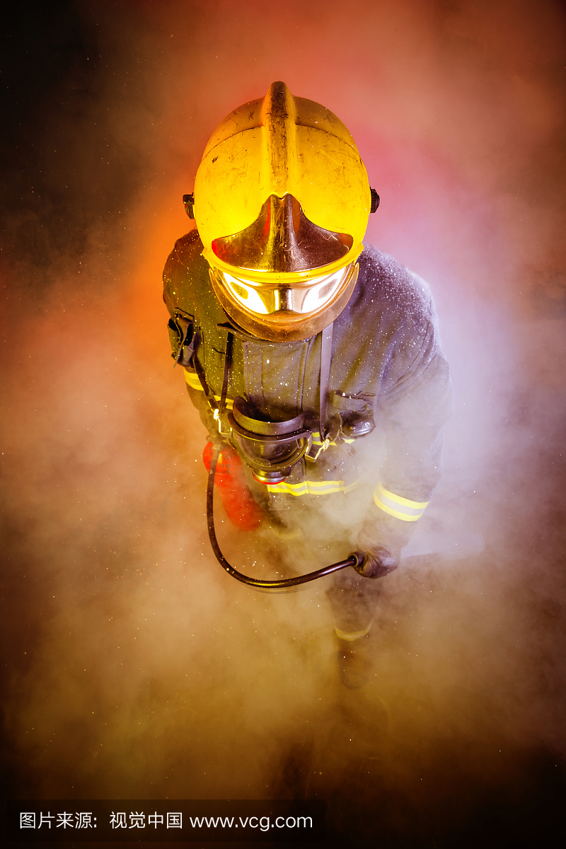 消防员在烟雾中工作