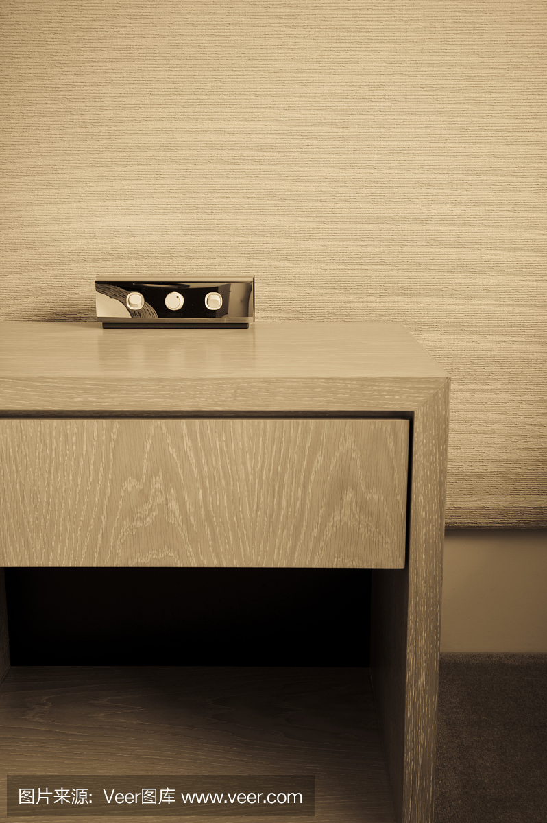 复古的酒店房间灯开关在床头柜的棕褐色