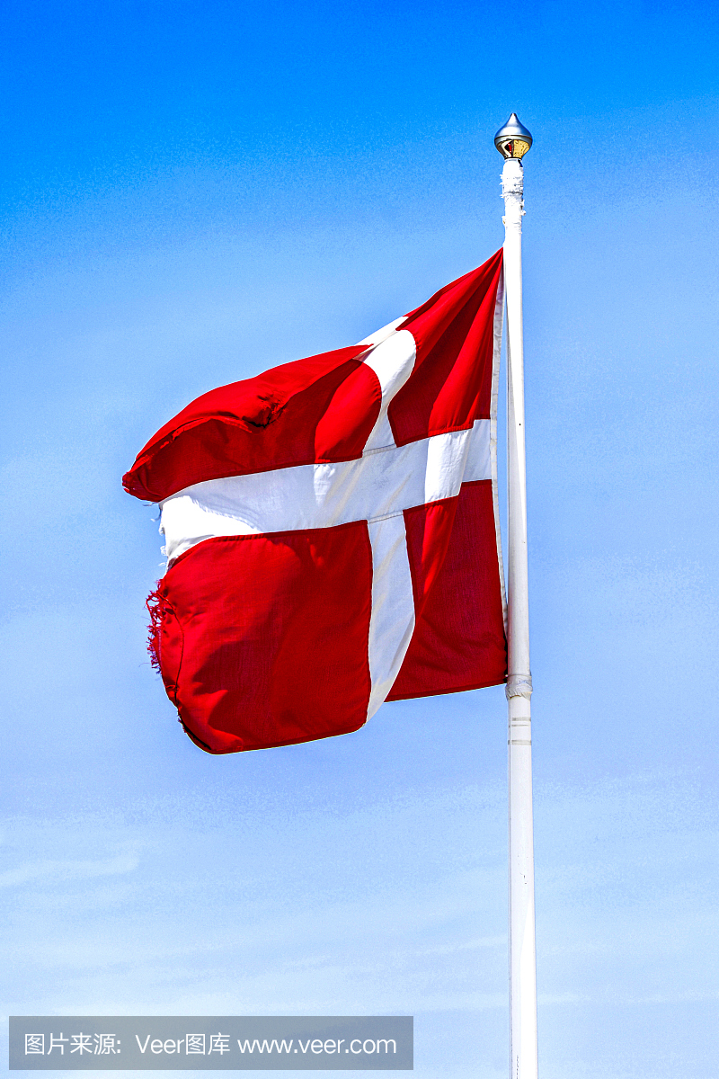 红色和白色丹麦国旗在哥本哈根飞行