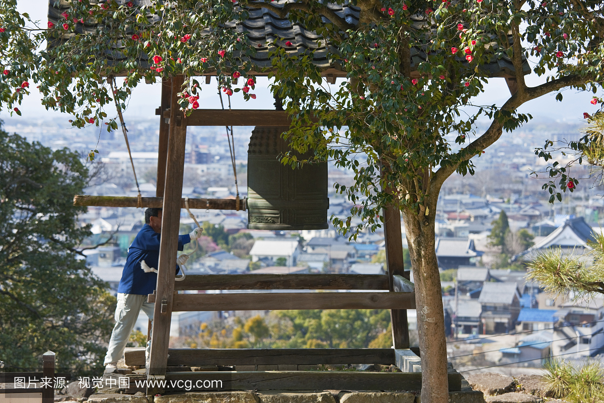 日本琵琶湖彦根城堡的青铜钟