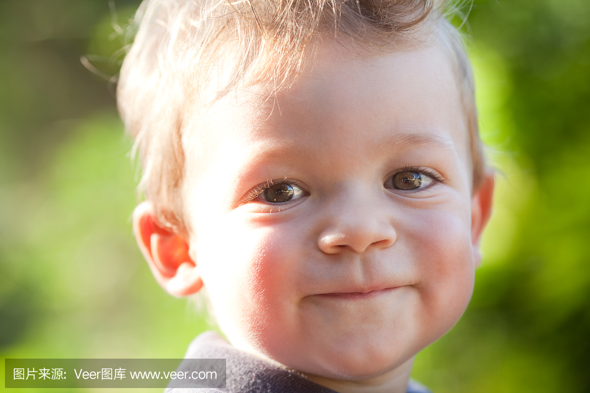 美丽的金发碧眼的孩子眼睛凝视着户外