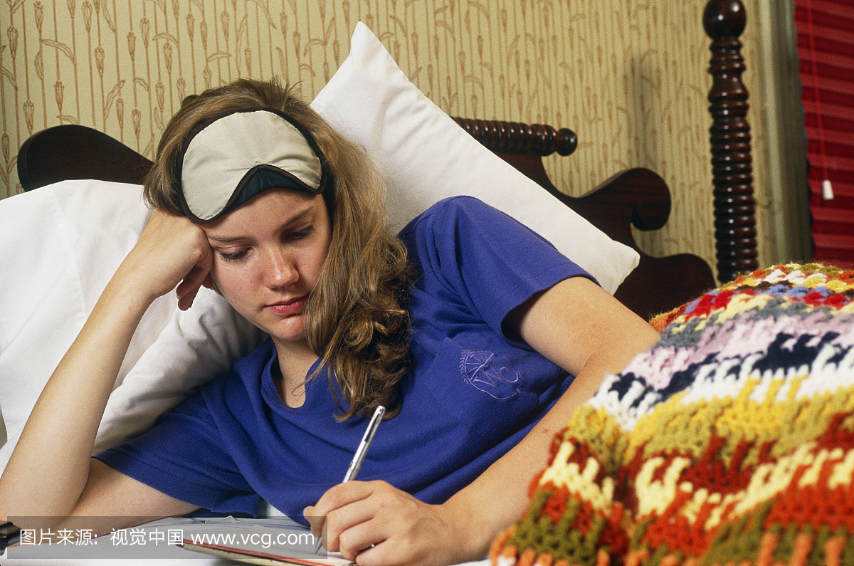 参加睡眠测试的女性在日记中记录她的梦想。