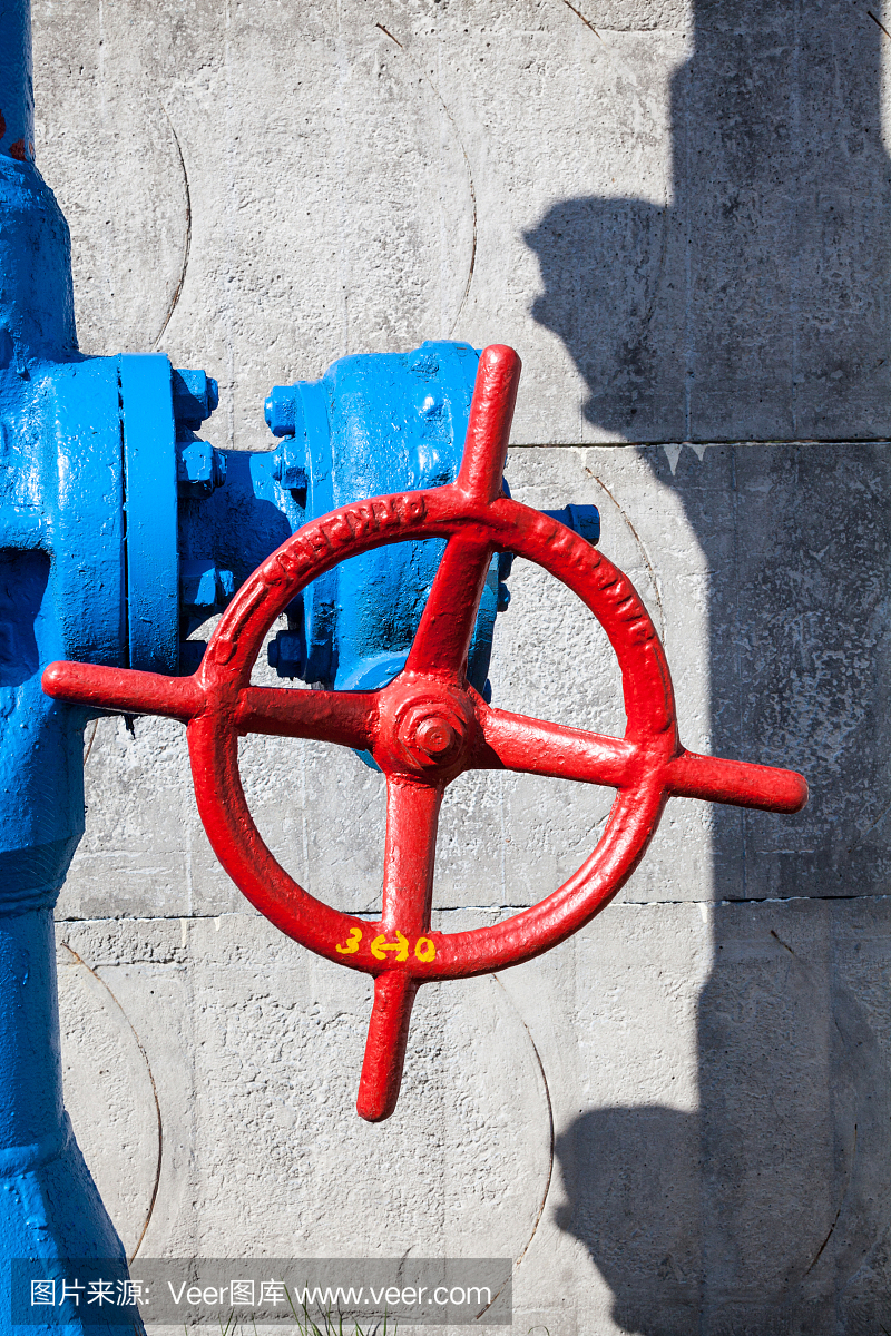 蓝色管道上的红色阀门。