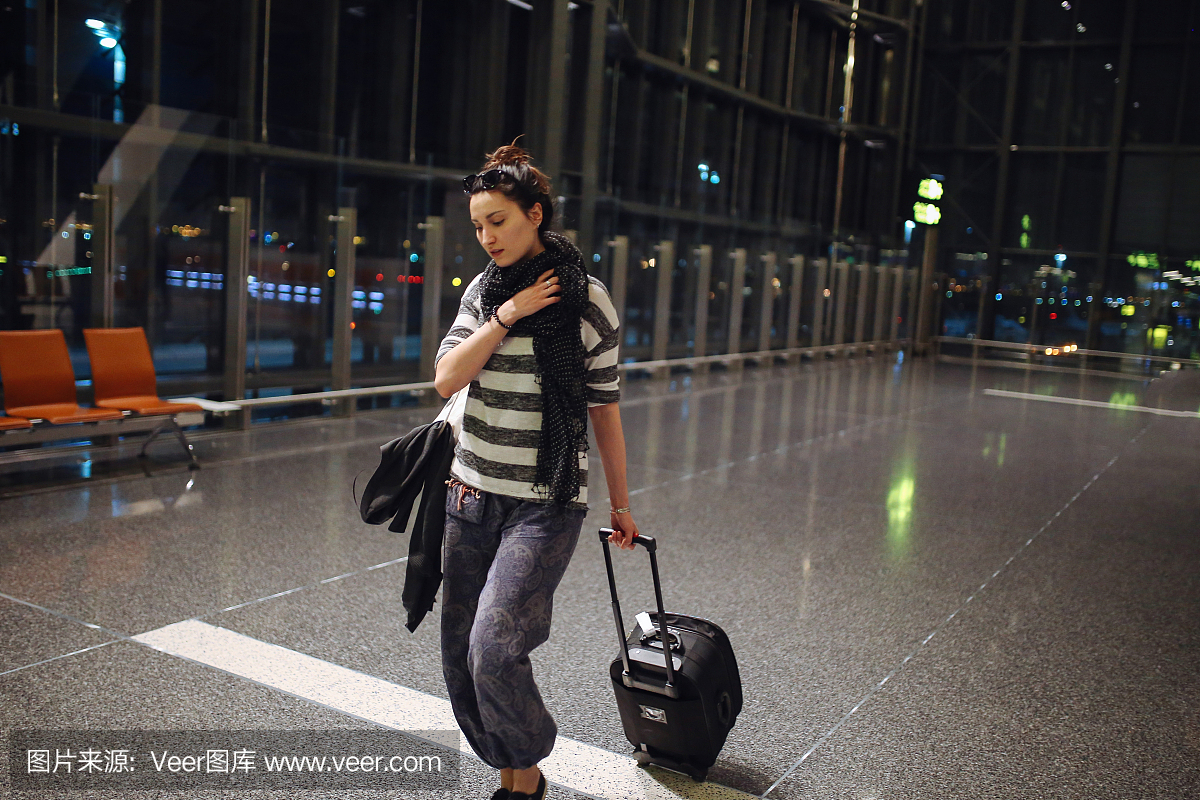 卡塔尔机场的独行旅客女人