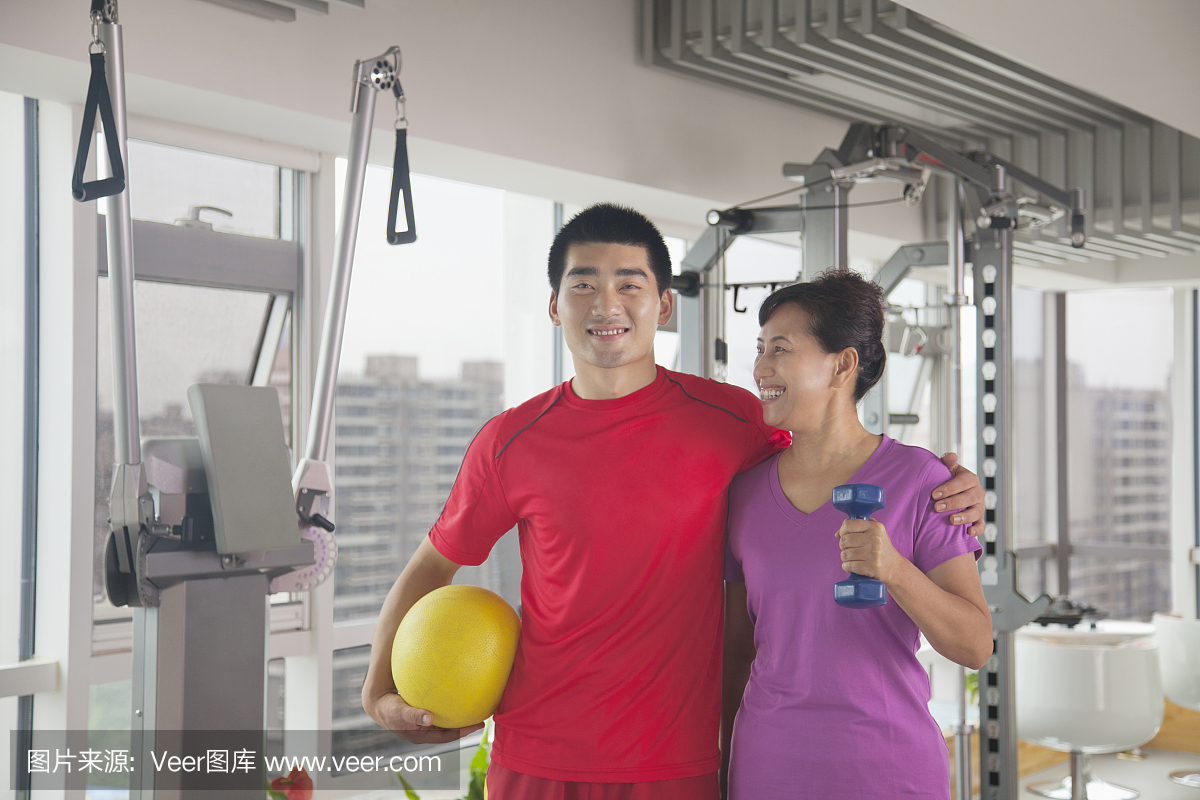 成熟的妇女与她的教练在工作后