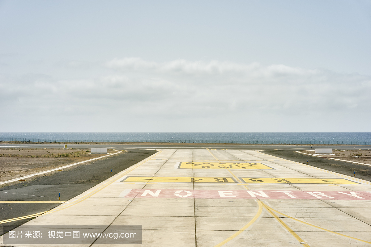 在西班牙兰萨罗特岛沿海机场没有进入沥青路面