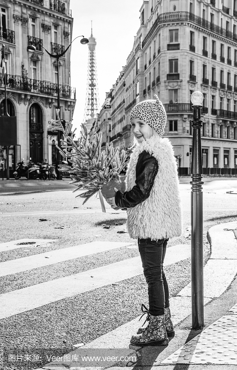 微笑女孩与圣诞树在巴黎,法国过境路