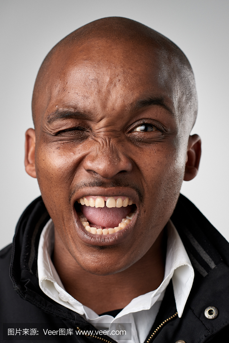 工作室的肖像制作一个愚蠢的表情的非洲人