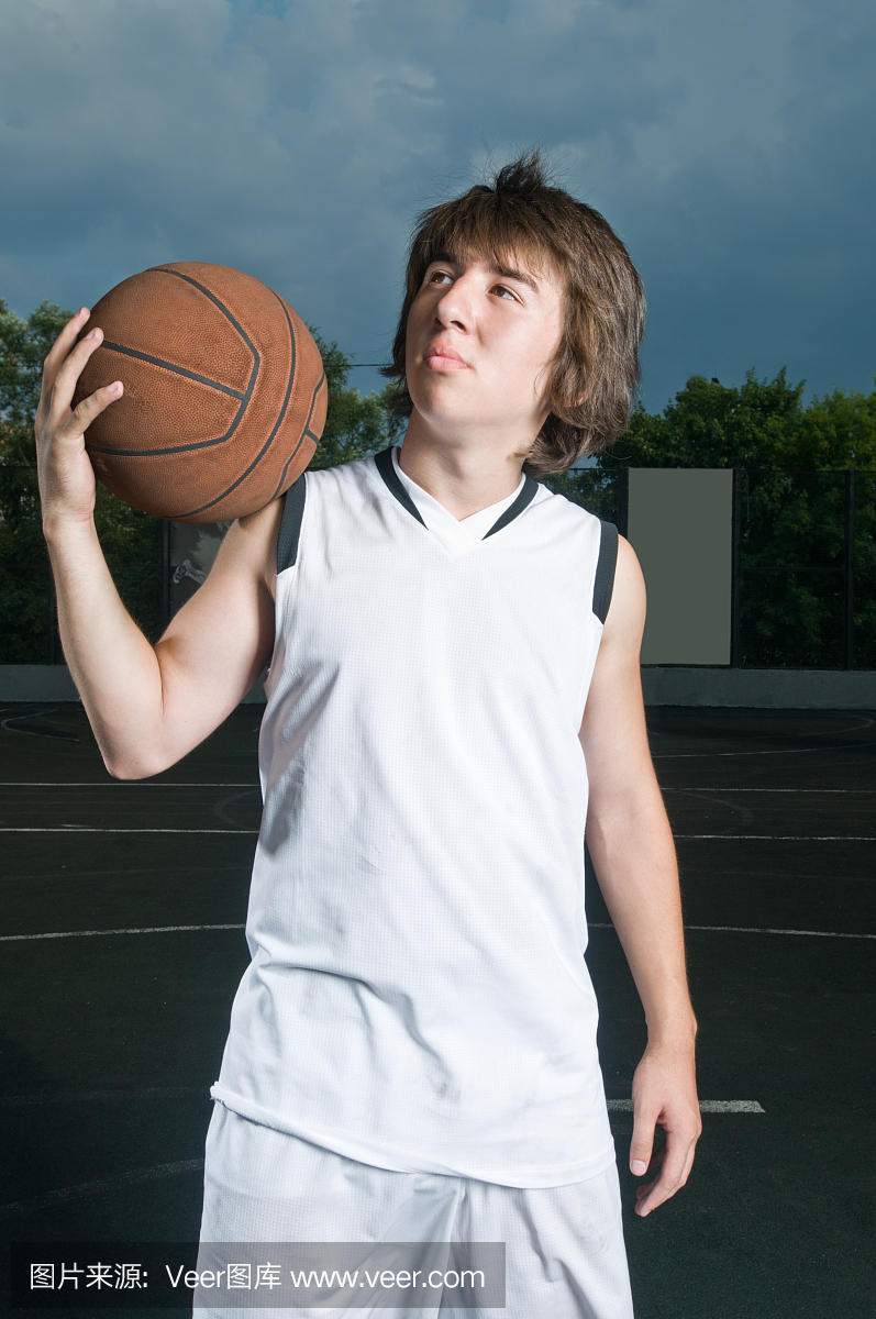 青少年篮球运动员与球