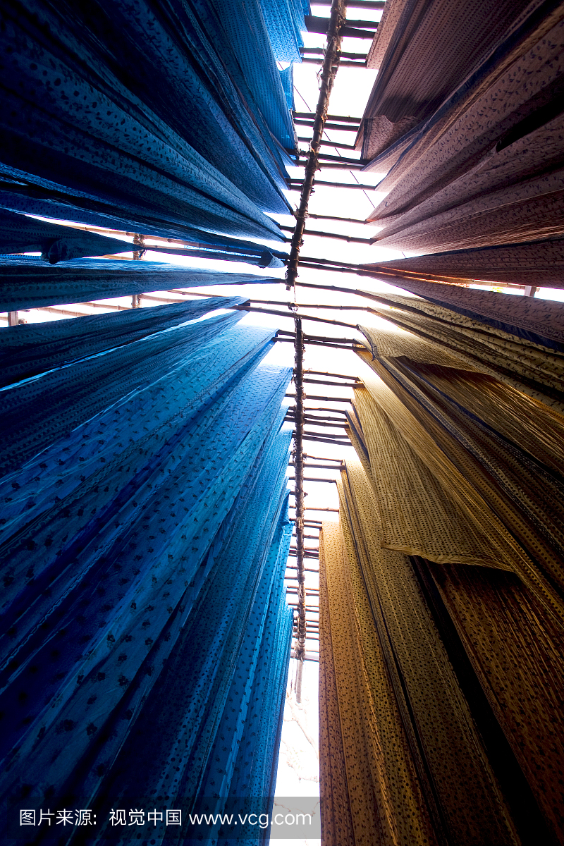 晾满布匹的印度印染厂晒架