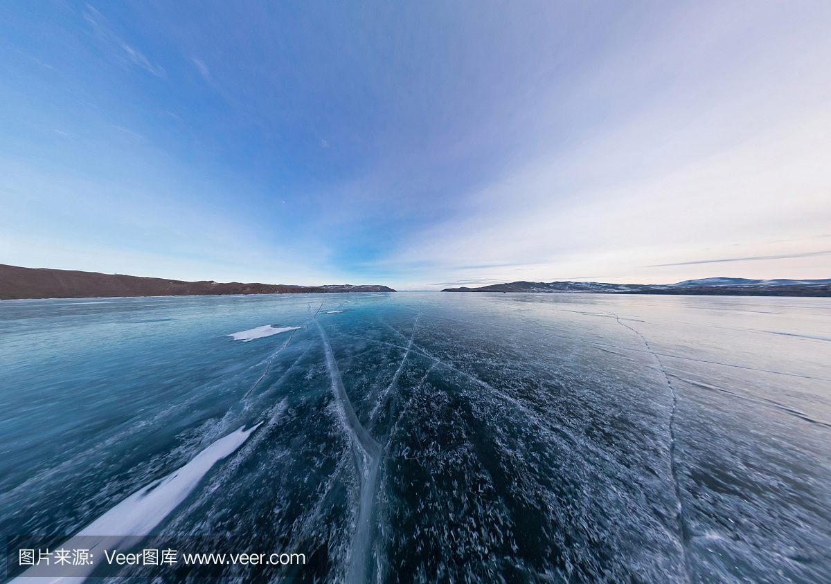 贝加尔湖的蓝冰覆盖着裂缝,多云的天气