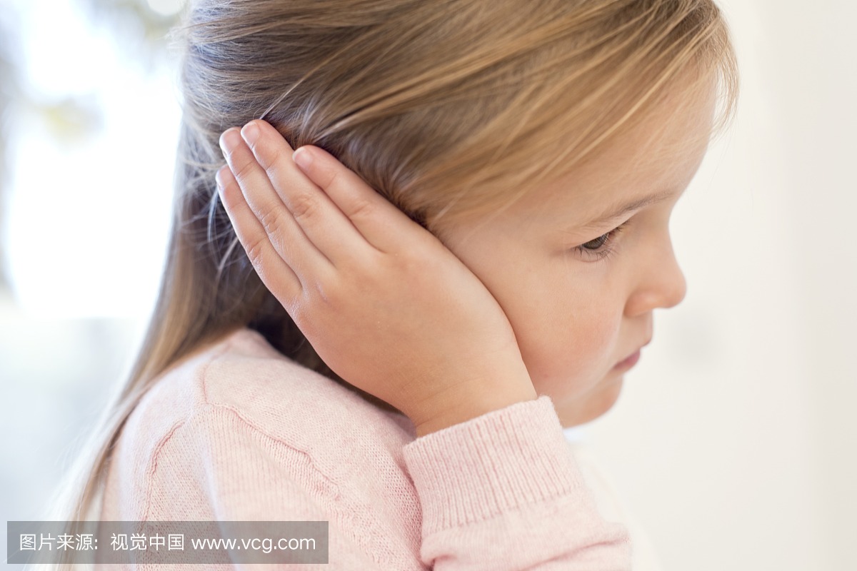 耳朵疼的年轻女孩