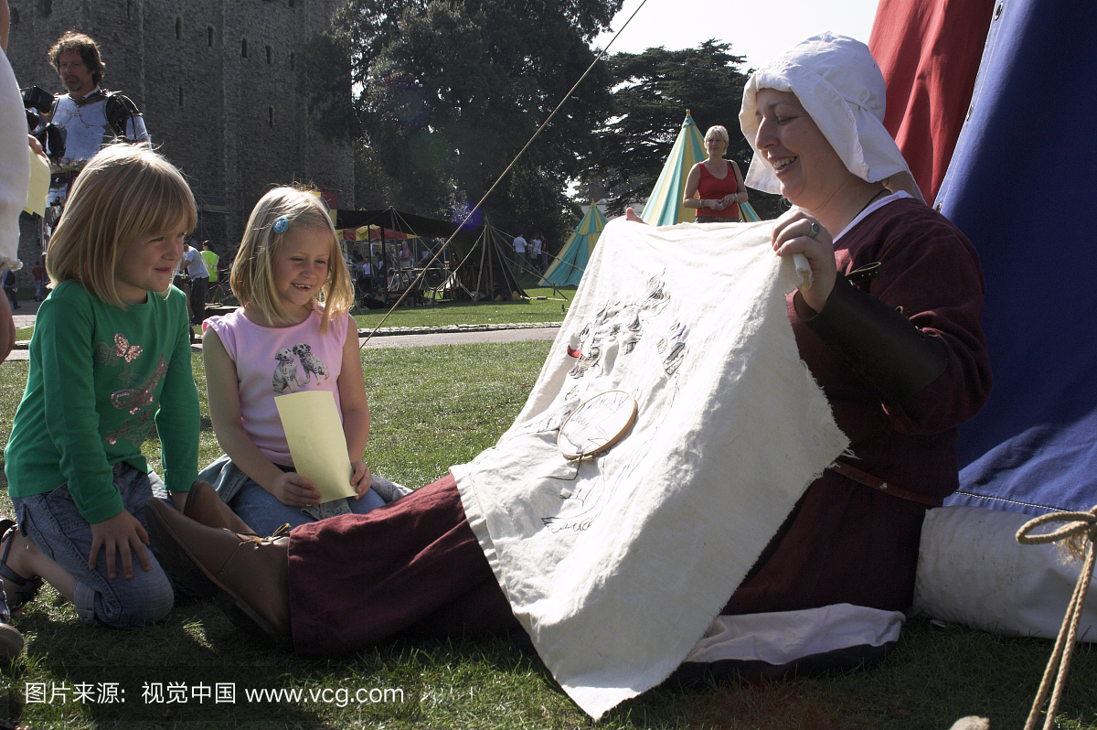 在罗切斯特城堡中世纪日期期间的一名女性,展