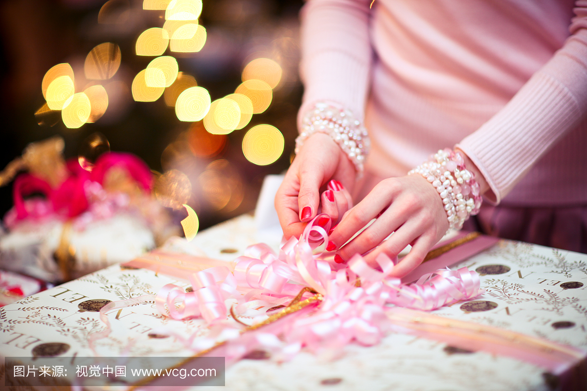 女孩包装圣诞节礼物