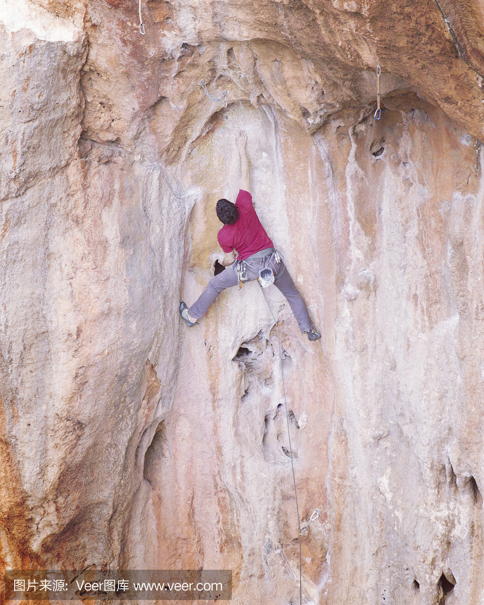 在土耳其攀岩。登山者爬上路线。从顶部照片。