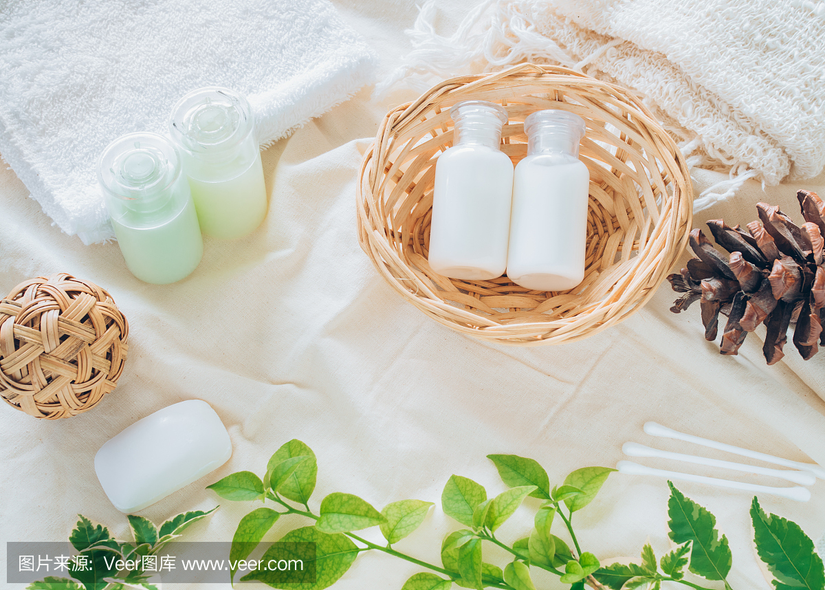 浴室配件。沐浴露，身体乳液，沐浴露织物背景上的洗发水。