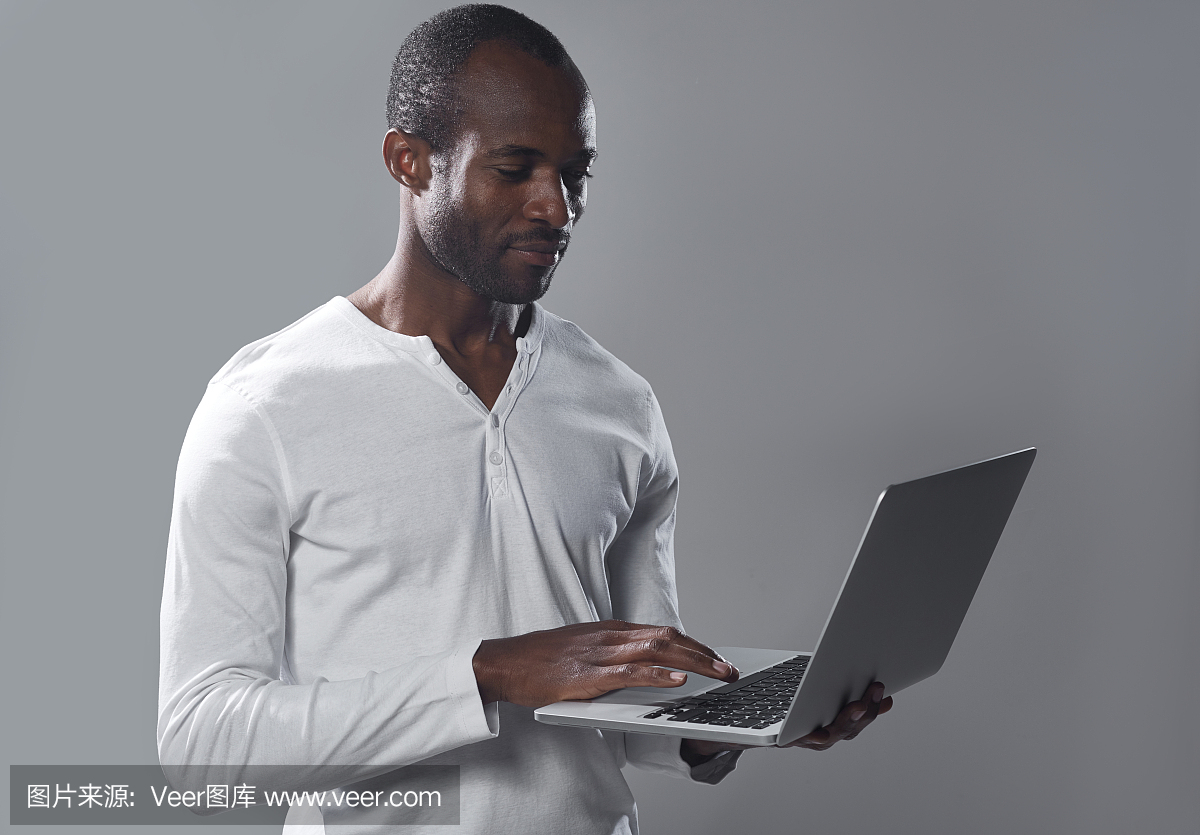 有技巧的人在笔记本上打字