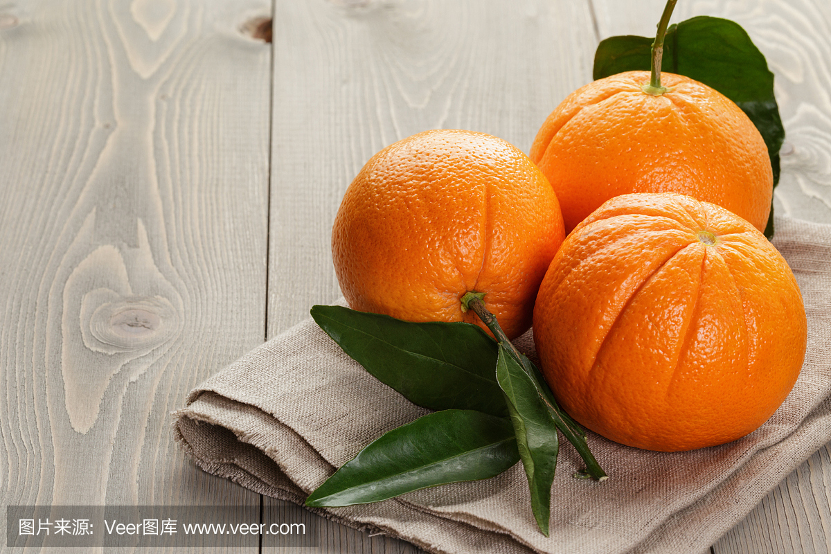 成熟的西班牙橙子在木桌上