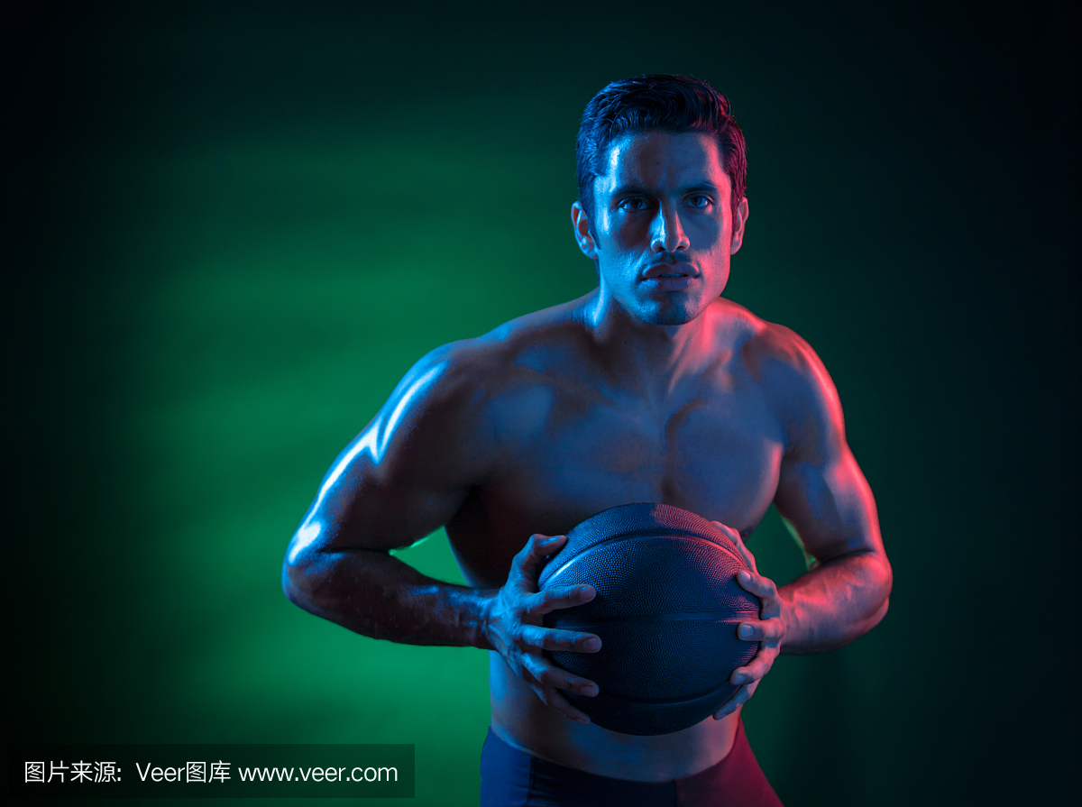 西班牙裔篮球运动员在超现实的颜色