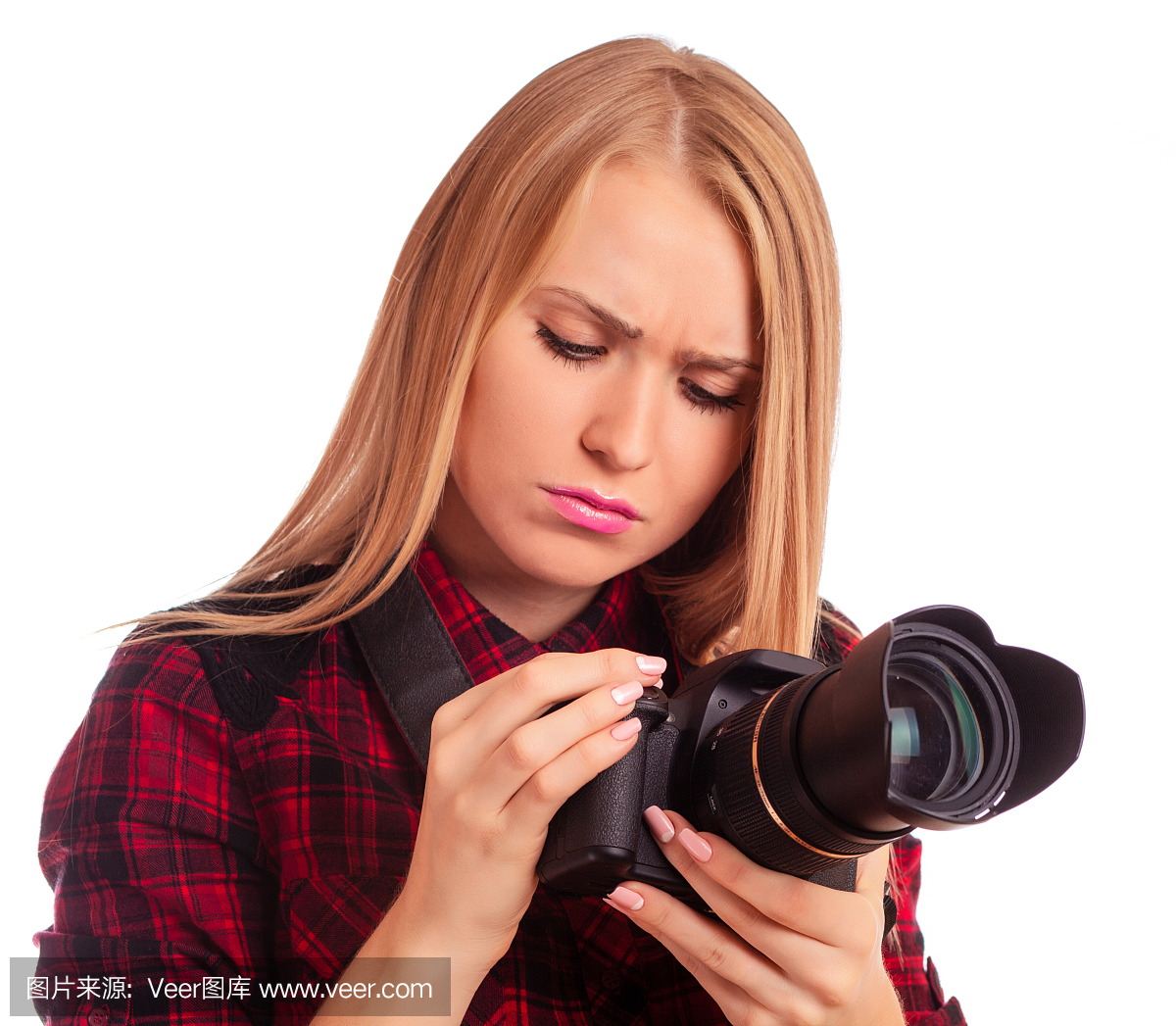 有吸引力的女摄影师学习她的专业相机