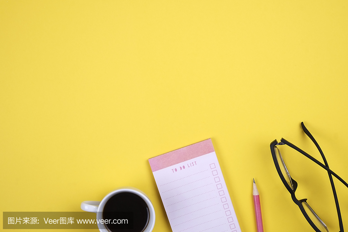 一套学校用品与普通铅笔笔,空白待办事项列表