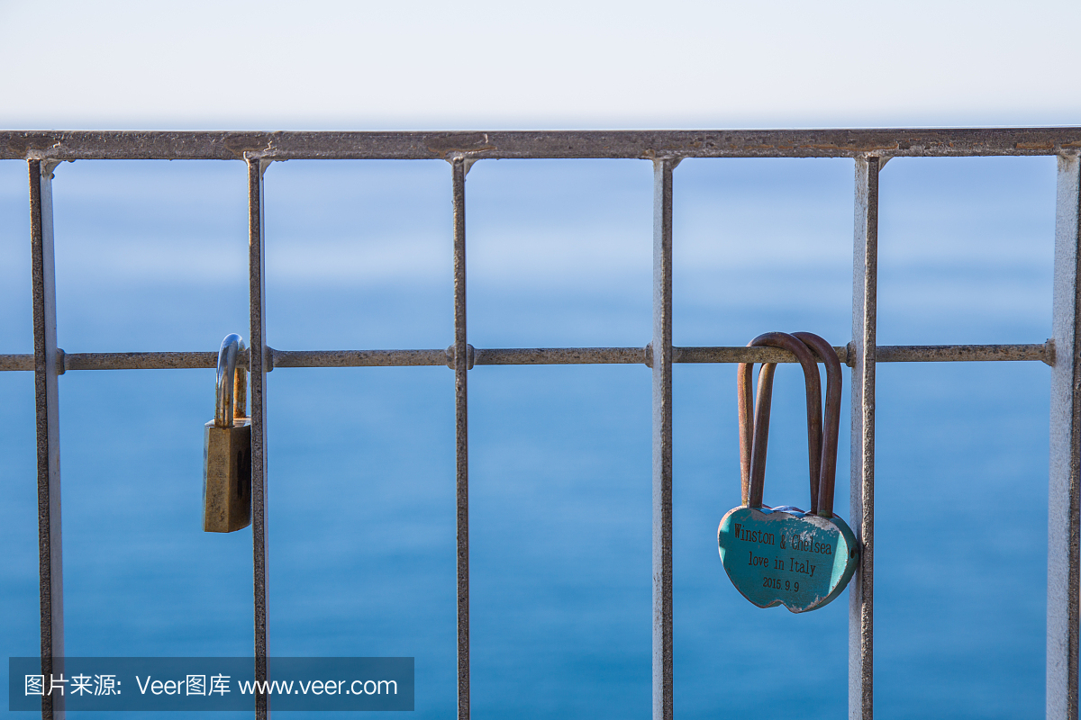 永久的爱的承诺象征着利古里亚海岸的一个锁的