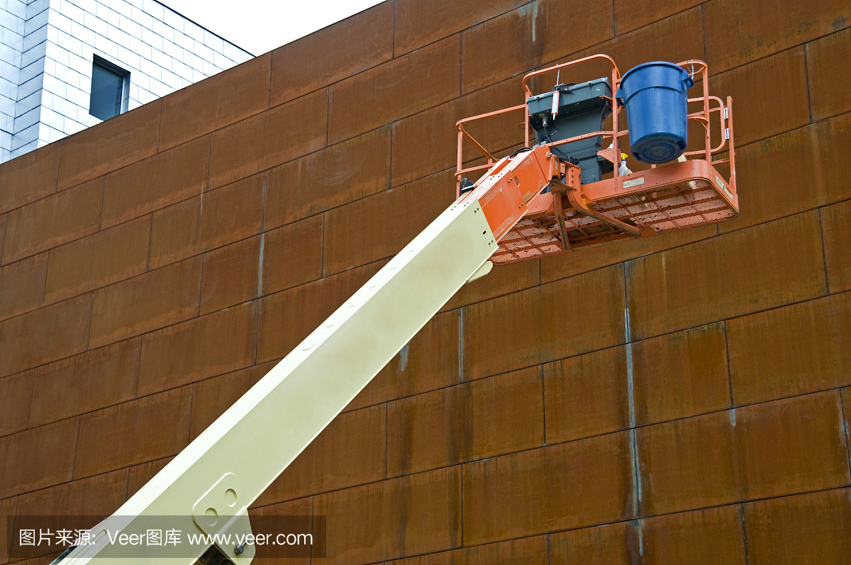 樱桃采摘机旁边生锈的钢墙