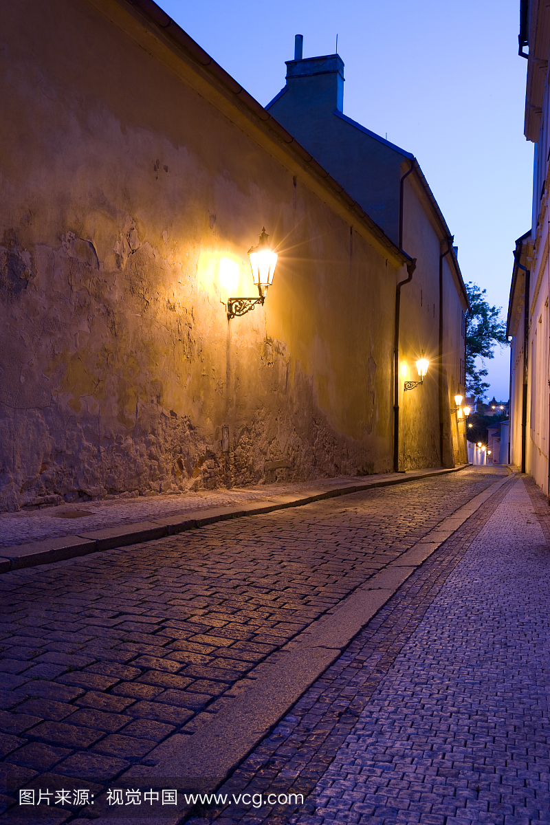男人画女人的脚趾甲