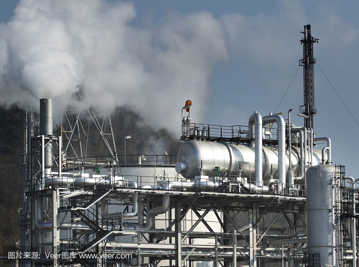 从重工业管流出的白烟