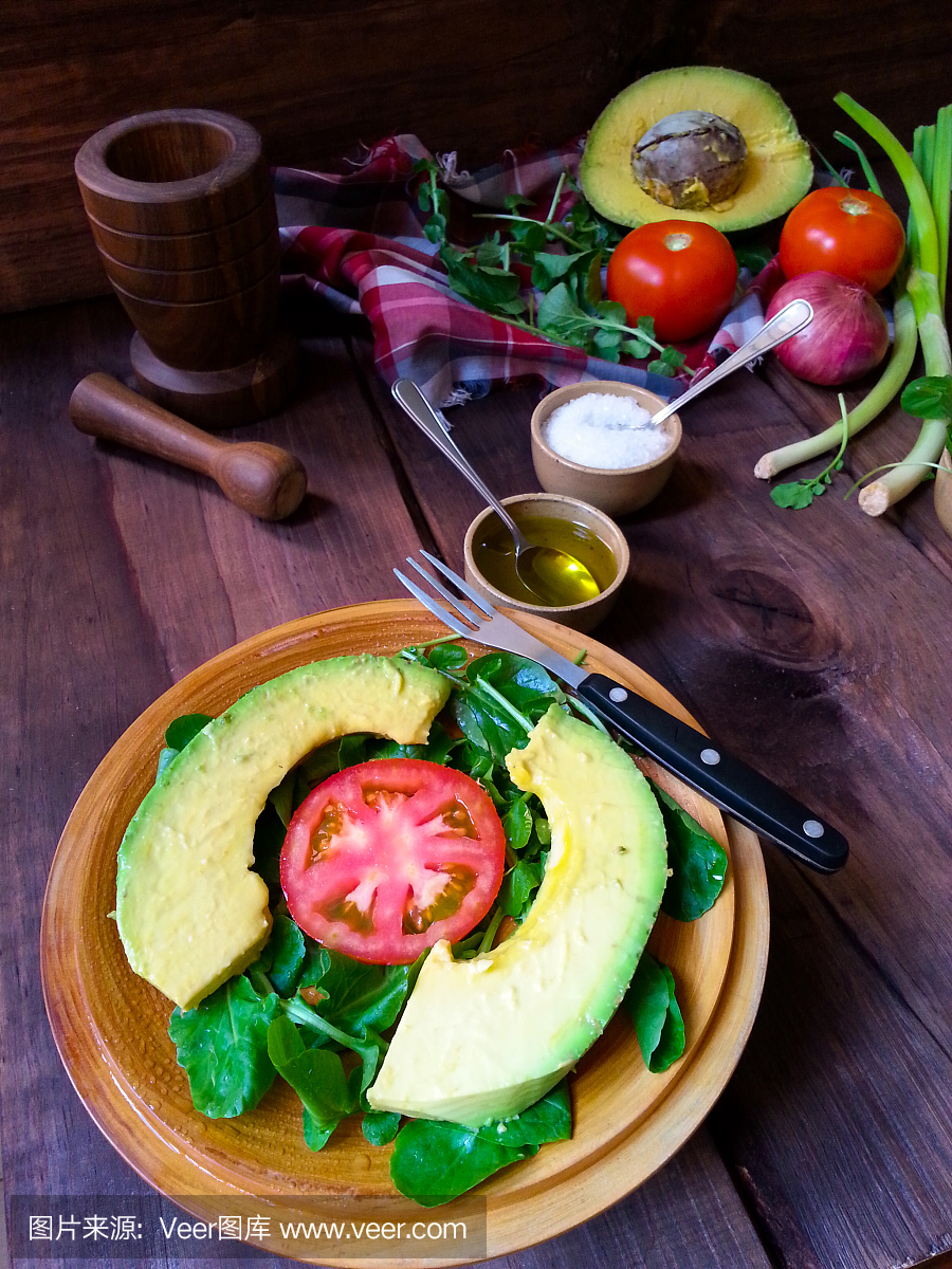 牛油果沙拉配豆瓣菜和番茄