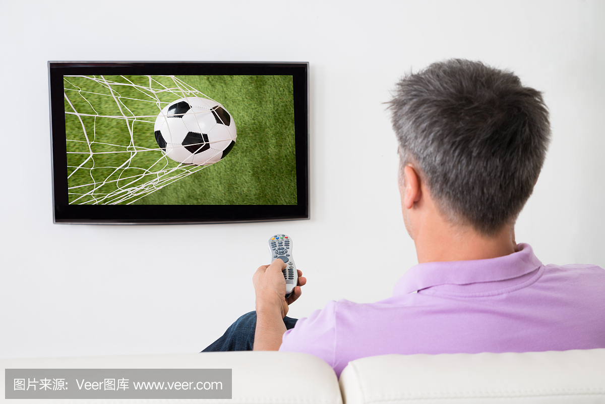 男子看电视足球比赛