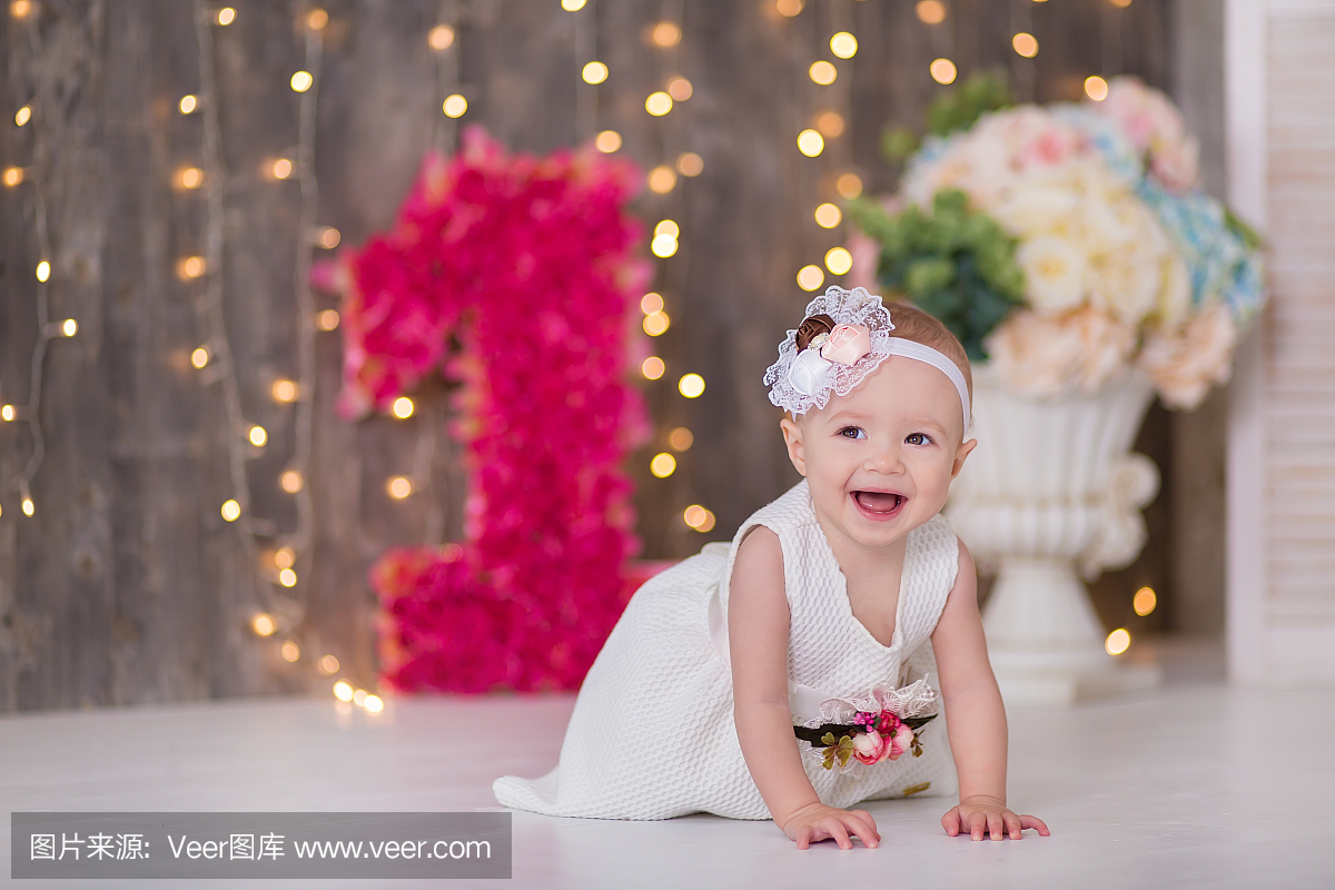 岁,坐在地板上与粉红色的气球在白色的房间。