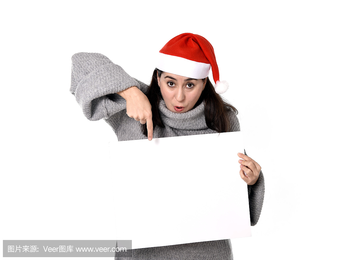 诞老人圣诞帽子的年轻拉丁女人拿着空白广告牌