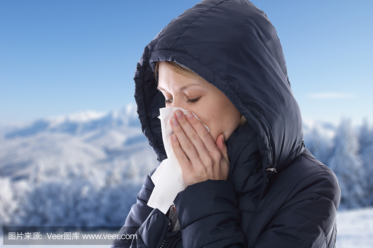 女人感冒,感冒,流鼻涕。医疗保健和医疗理念
