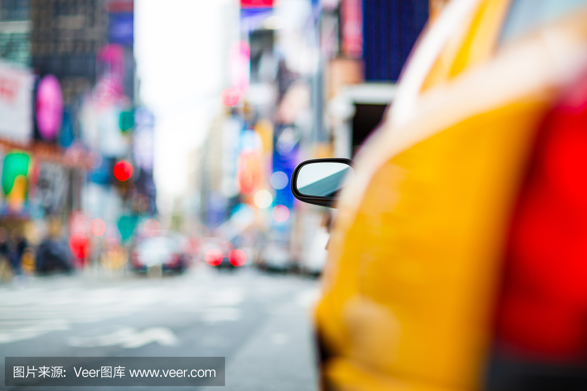 出租车在纽约市时代广场附近的街道上