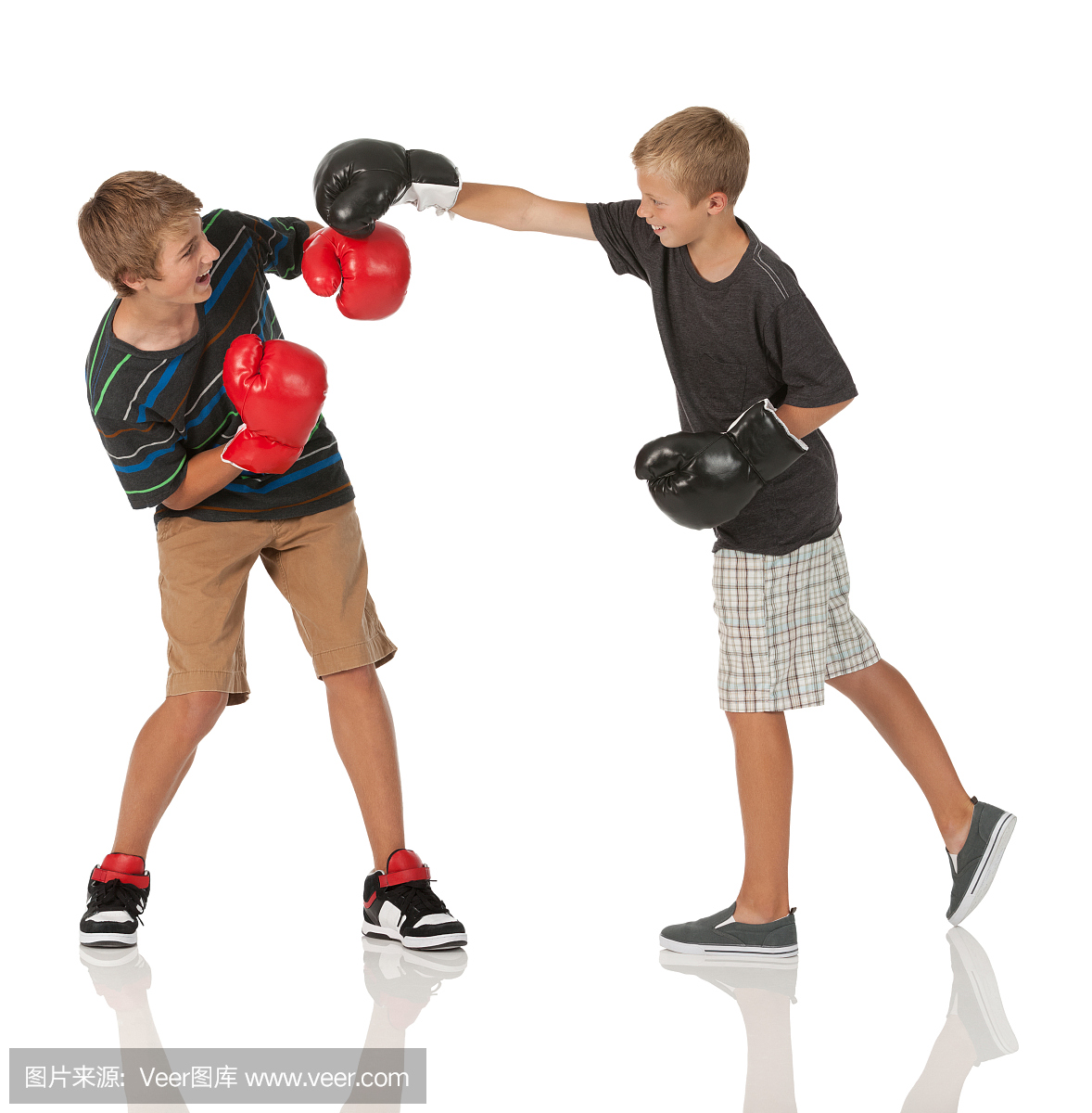 十几岁的男孩和弟弟练拳