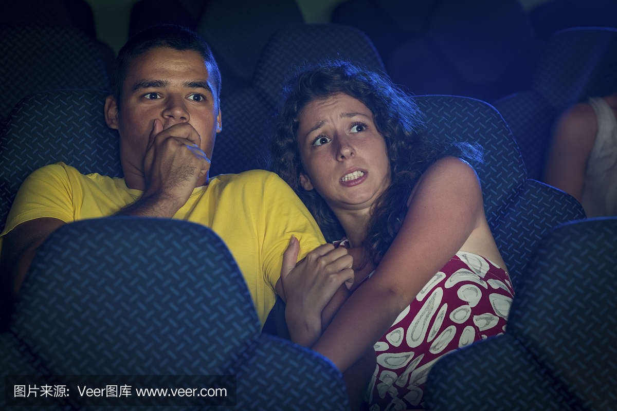 夫妇在电影院看恐怖片