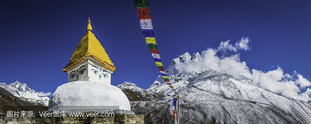 五颜六色的祈祷旗尼泊尔喜马拉雅山的佛教佛塔